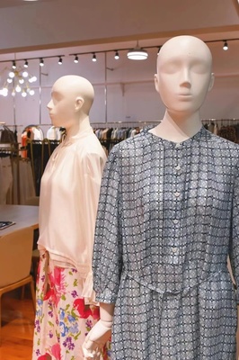 “美女企業家”轉型時尚主播，金山寶藏服裝工廠店借力數碼產品再掀熱潮